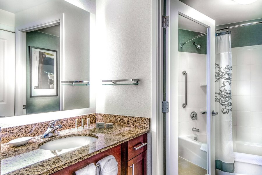 Residence Inn by Marriott Arlington Ballston — Bathroom