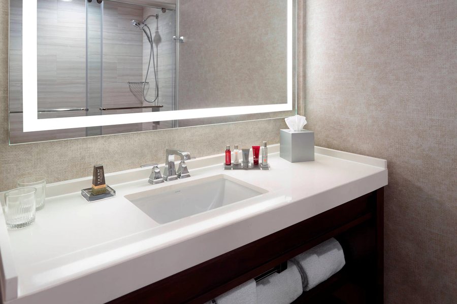 Residence Inn by Marriott Atlanta Midtown Peachtree at 17th — Bathroom