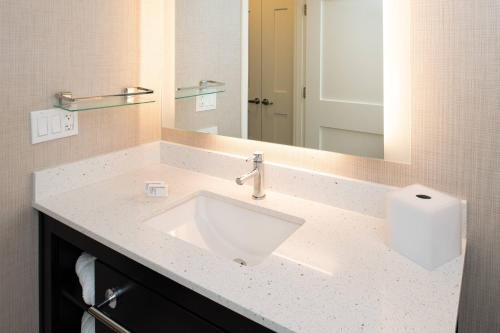 Residence Inn by Marriott Bakersfield — Bathroom