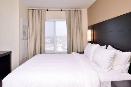 Residence Inn by Marriott Bakersfield — Guest room