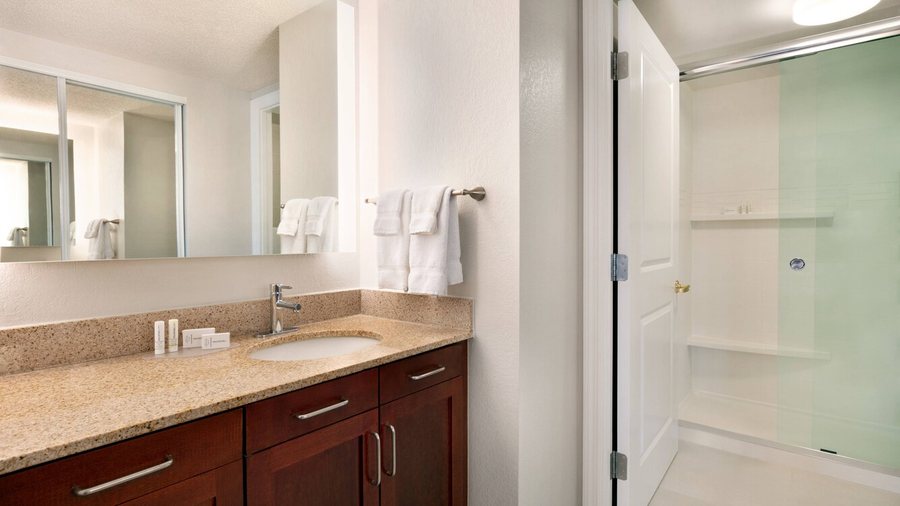 Residence Inn by Marriott Baltimore Downtown Inner Harbor — Bathroom