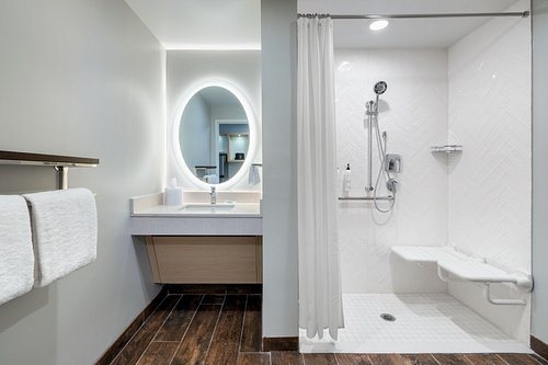 Residence Inn by Marriott Brunswick — Bathroom