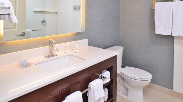 Residence Inn by Marriott Cedar Rapids — Bathroom
