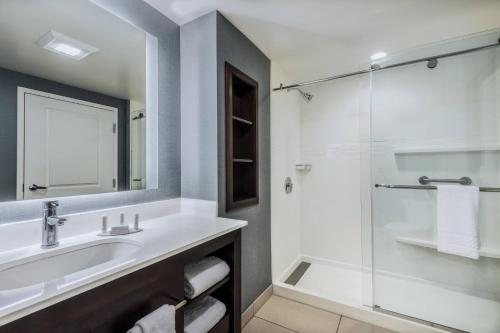Residence Inn by Marriott Charlotte SouthPark — Bathroom