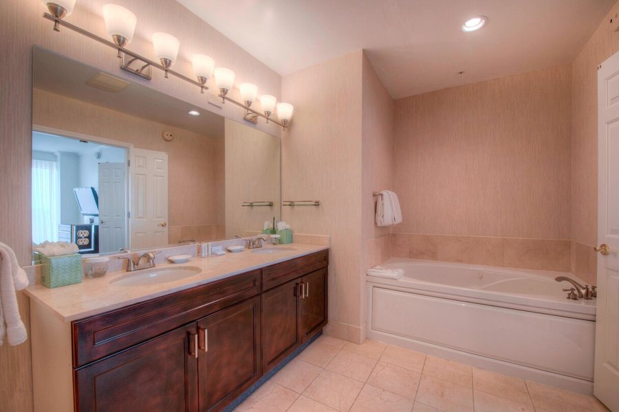 Residence Inn by Marriott Charlotte Uptown — Bathroom