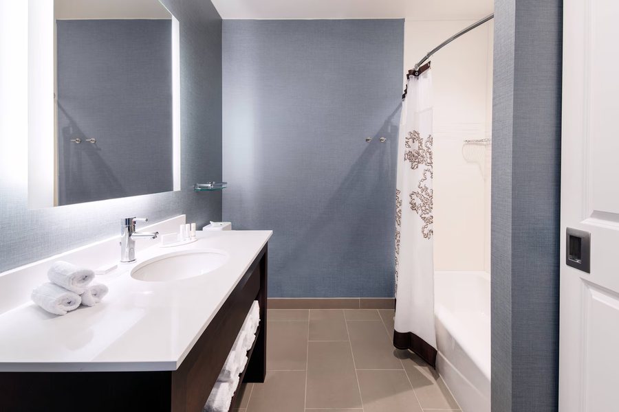 Residence Inn by Marriott Chicago Downtown Loop — Bathroom