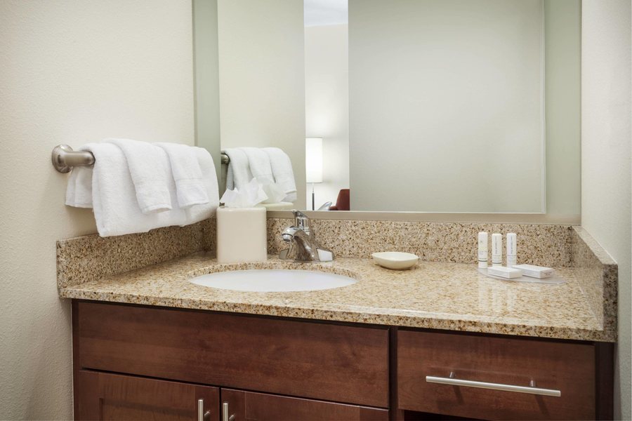 Residence Inn by Marriott Chicago Downtown River North — Bathroom