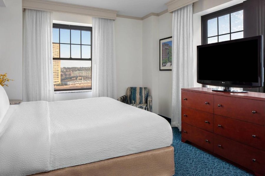 Residence Inn by Marriott Cincinnati Downtown The Phelps — Guest room