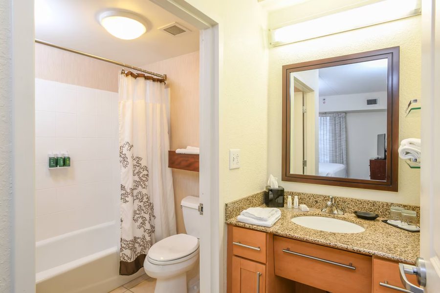 Residence Inn by Marriott Cincinnati North West Chester — Bathroom