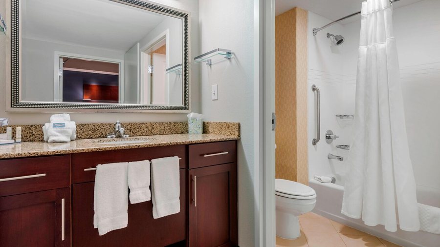 Residence Inn by Marriott Columbus — Bathroom