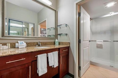 Residence Inn by Marriott Columbus OSU — Bathroom