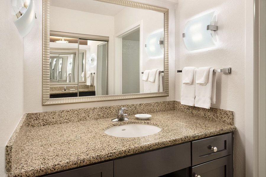 Residence Inn by Marriott Daytona Beach Oceanfront — Bathroom