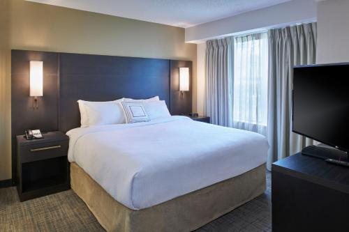 Residence Inn by Marriott Detroit Novi — Guest room