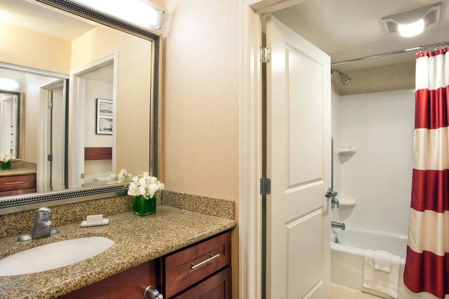 Residence Inn by Marriott Detroit Pontiac Auburn Hills — Bathroom