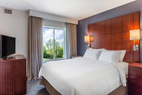 Residence Inn by Marriott Duluth — Guest room