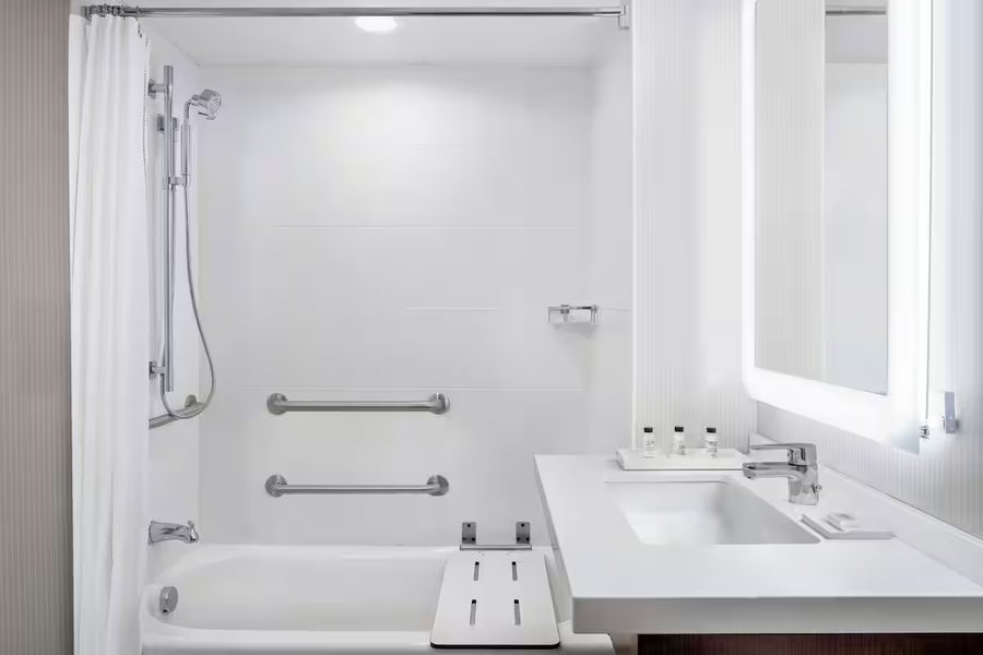 Residence Inn by Marriott Green Bay Downtown — Bathroom
