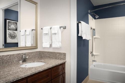 Residence Inn by Marriott Houston West University — Bathroom