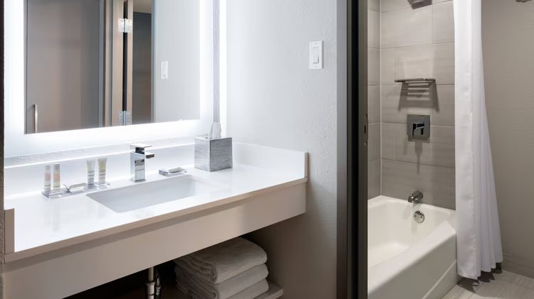 Residence Inn by Marriott Jacksonville Airport — Bathroom