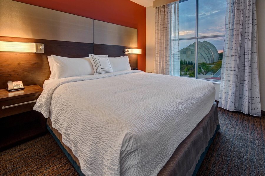 Residence Inn by Marriott Kansas City Airport — Guest room