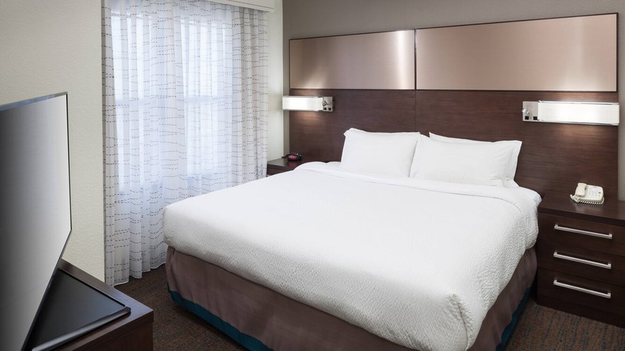 Residence Inn by Marriott Kansas City Country Club Plaza — Guest room