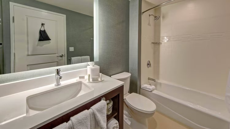 Residence Inn by Marriott Kansas City Olathe — Bathroom