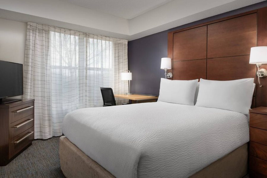 Residence Inn by Marriott Kansas City Overland Park — Guest room