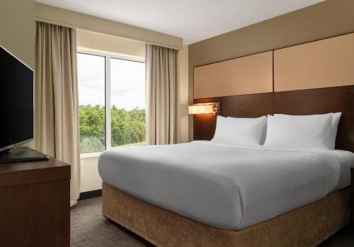 Residence Inn by Marriott Kingston — Guest room