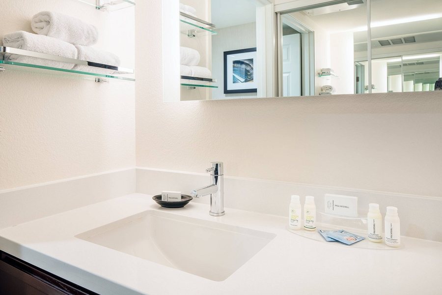 Residence Inn by Marriott Las Vegas Hughes Center Las Vegas Nevada — Bathroom