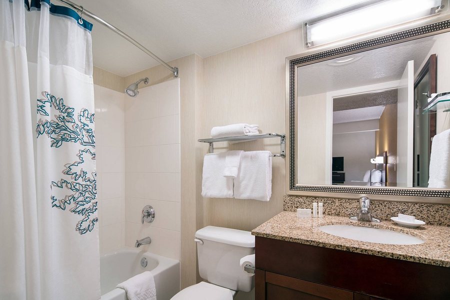 Residence Inn by Marriott Long Beach Downtown — Bathroom