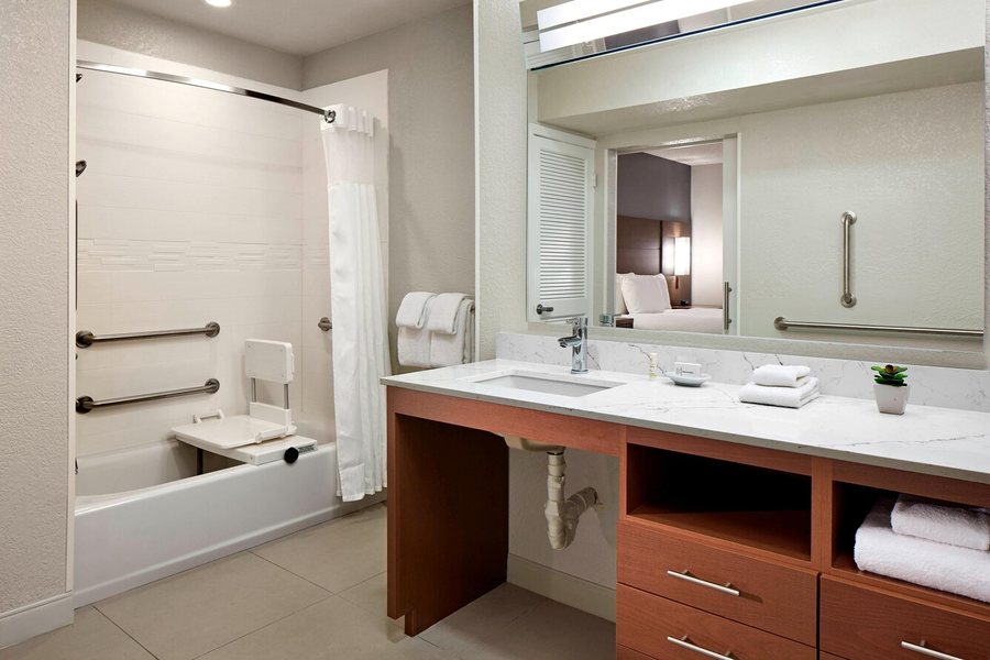 Residence Inn by Marriott Los Angeles LAX Manhattan Beach — Bathroom