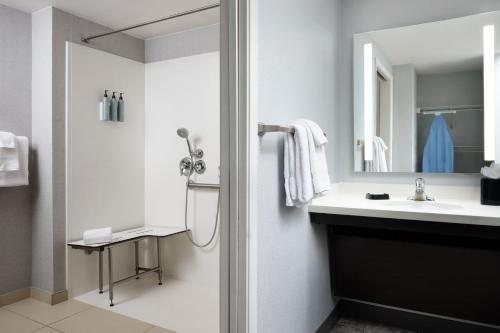 Residence Inn by Marriott Los Angeles Redondo Beach — Bathroom
