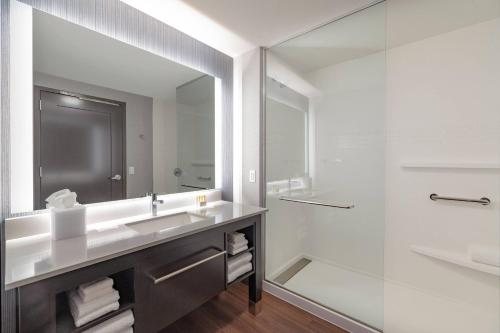 Residence Inn by Marriott Manchester Downtown — Bathroom