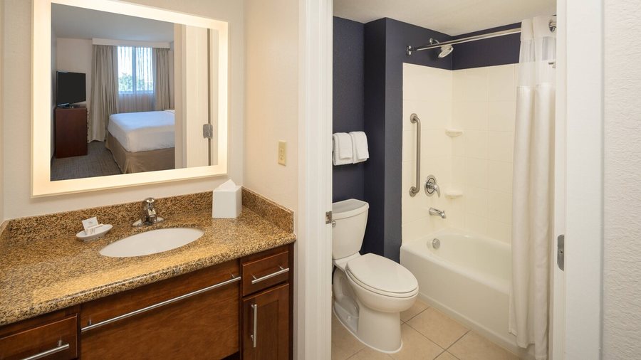Residence Inn by Marriott Miami Airport Miami Florida — Bathroom