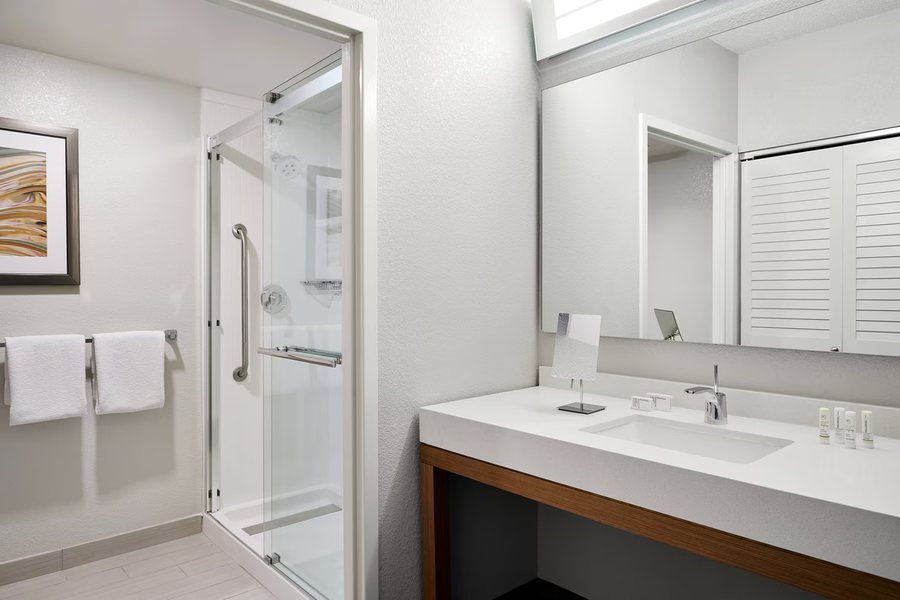 Residence Inn by Marriott Milwaukee Downtown — Bathroom