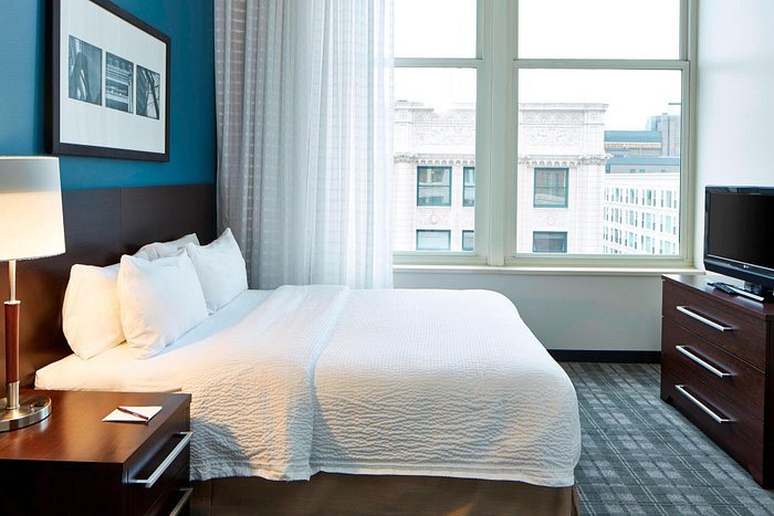 Residence Inn by Marriott Milwaukee Downtown — Guest room