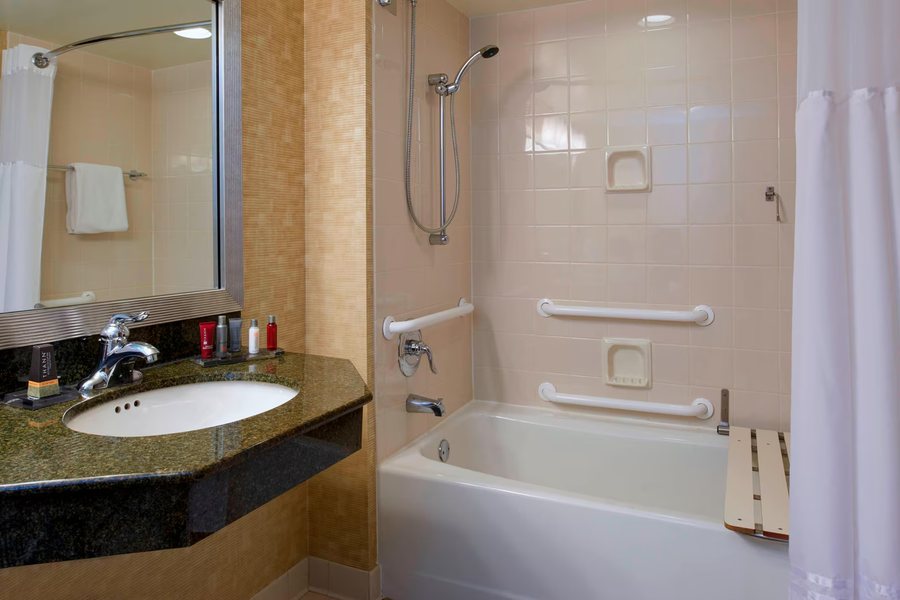 Residence Inn by Marriott Milwaukee West — Bathroom