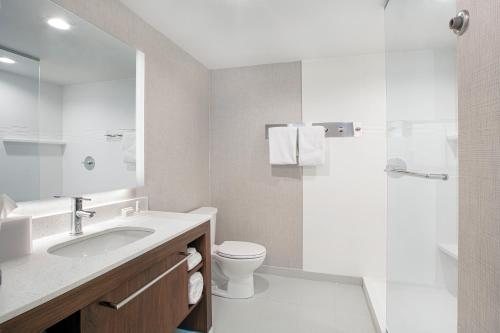 Residence Inn By Marriott Norwalk — Bathroom