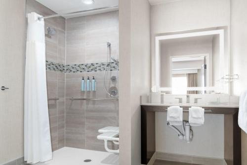Residence Inn by Marriott Oklahoma City Downtown Bricktown — Bathroom