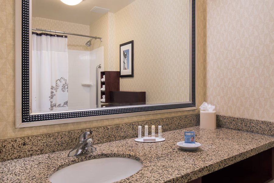 Residence Inn By Marriott Portland Vancouver — Bathroom