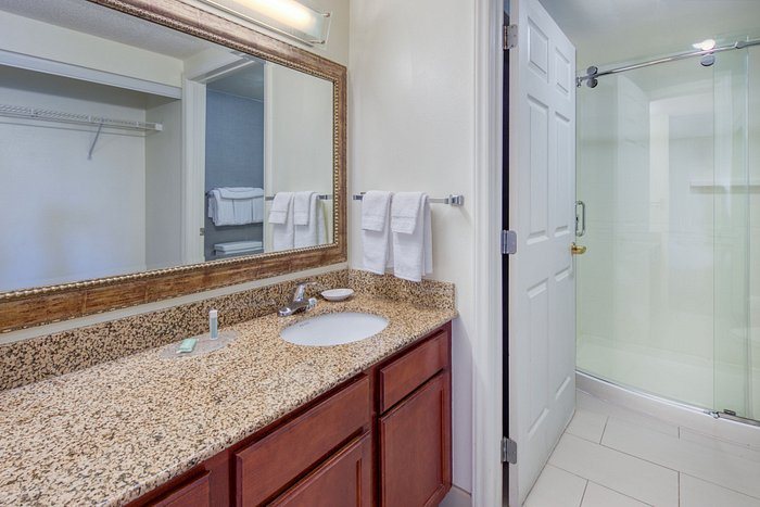 Residence Inn by Marriott Raleigh Crabtree Valley — Bathroom