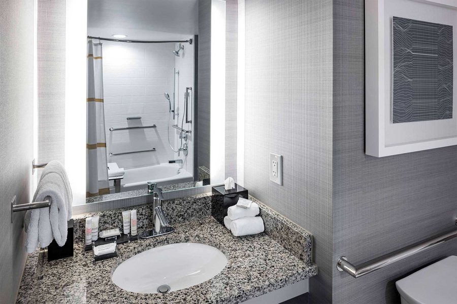 Residence Inn by Marriott Richmond Downtown — Bathroom