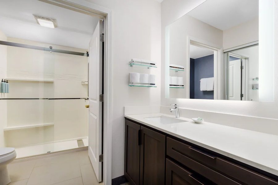 Residence Inn by Marriott Rockford — Bathroom