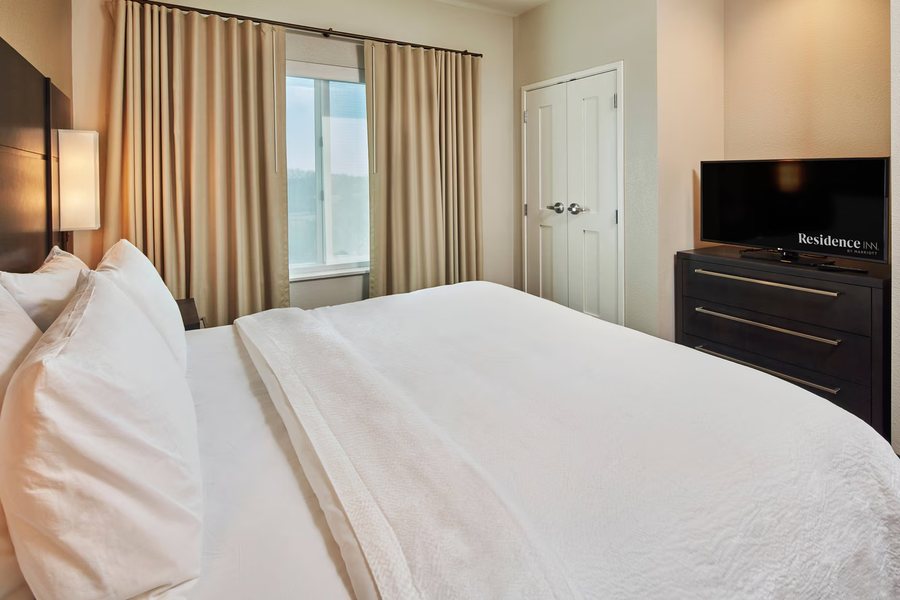 Residence Inn by Marriott Sacramento Davis — Guest room