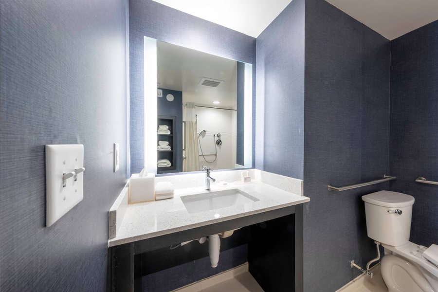 Residence Inn By Marriott Short Pump At The Notch — Bathroom