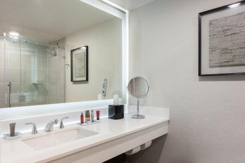 Residence Inn by Marriott Tampa Westshore Airport — Bathroom