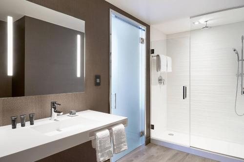 Residence Inn By Marriott Tempe Downtown University — Bathroom