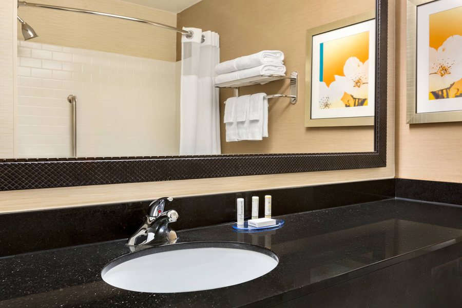 Residence Inn by Marriott Toledo Maumee — Bathroom
