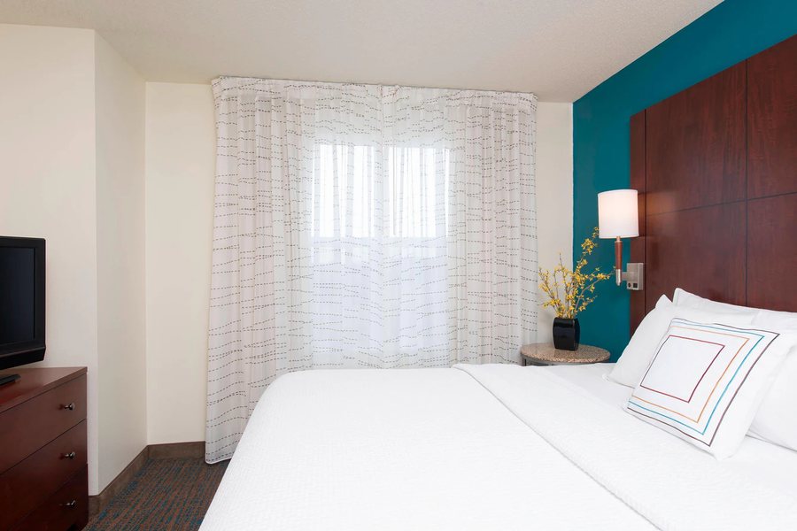 Residence Inn by Marriott Toledo Maumee — Guest room