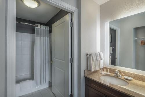 Residence Inn by Marriott Washington DC National Mall — Bathroom
