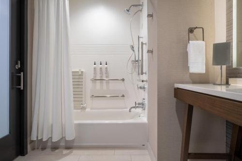 Residence Inn By Marriott Wichita East At Plazzio — Bathroom